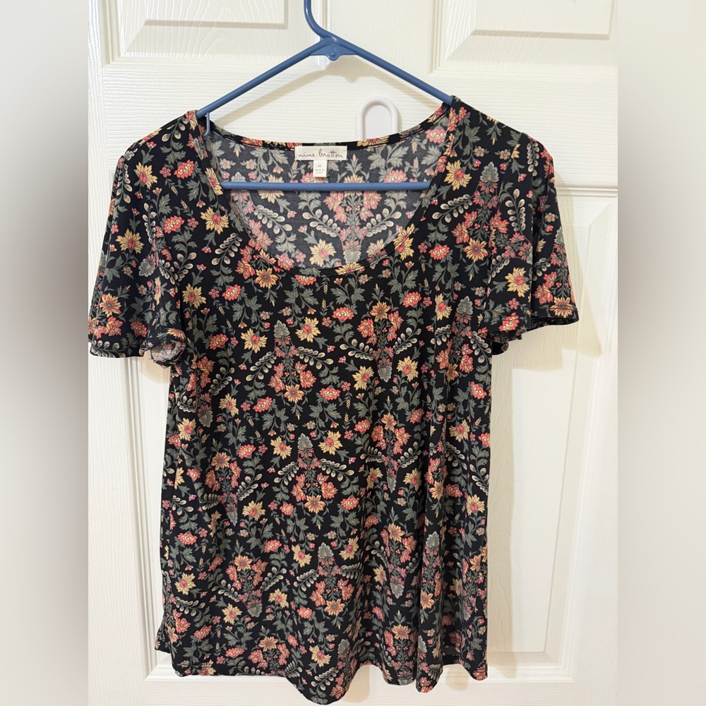 Nine Britton Black Floral Short Sleeve Top